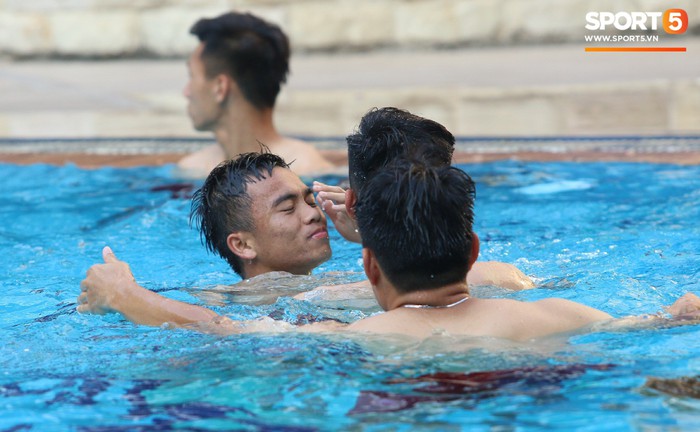 Chẳng kém các đàn anh, U22 Việt Nam cũng có rất nhiều cực phẩm khi vui đùa bên bể bơi - Ảnh 7.