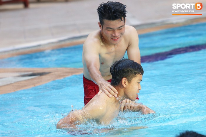 Chẳng kém các đàn anh, U22 Việt Nam cũng có rất nhiều cực phẩm khi vui đùa bên bể bơi - Ảnh 9.