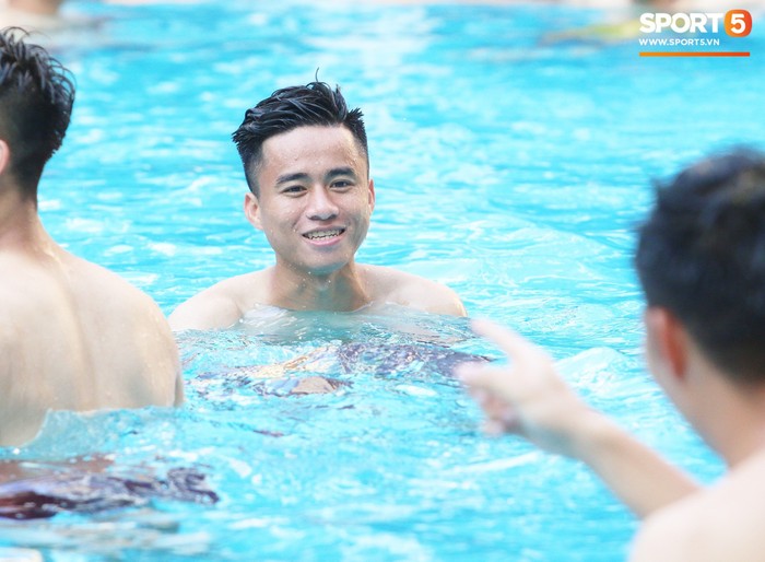 Chẳng kém các đàn anh, U22 Việt Nam cũng có rất nhiều cực phẩm khi vui đùa bên bể bơi - Ảnh 11.