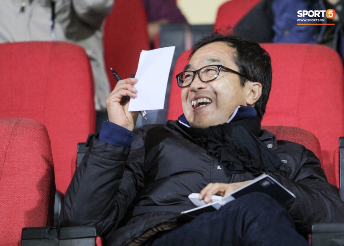 HLV Lee Young-jin tay cười rạng rỡ khi gặp lại các học trò tại tuyển Việt Nam - Ảnh 3.