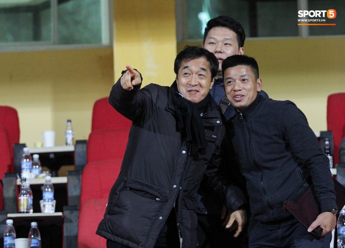 HLV Lee Young-jin tay cười rạng rỡ khi gặp lại các học trò tại tuyển Việt Nam - Ảnh 4.