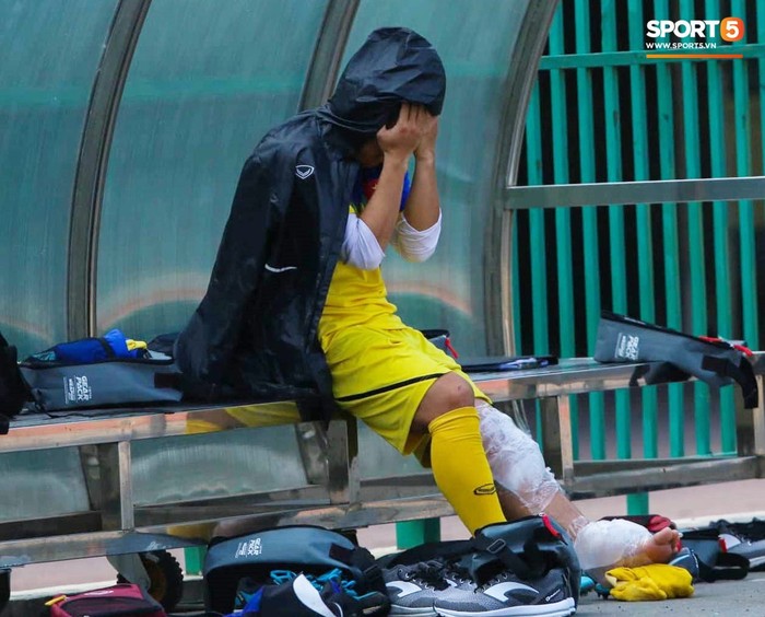 Tuyển thủ U22 Việt Nam dính chấn thương, ôm mặt thất vọng vì lỡ trận bán kết giải U22 Đông Nam Á - Ảnh 5.