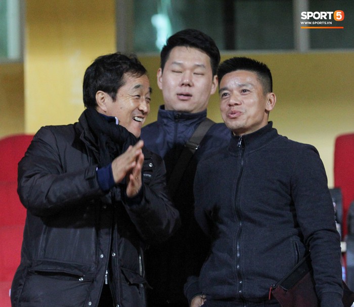 HLV Lee Young-jin tay cười rạng rỡ khi gặp lại các học trò tại tuyển Việt Nam - Ảnh 5.