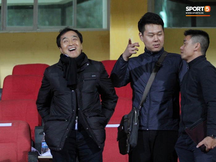 HLV Lee Young-jin tay cười rạng rỡ khi gặp lại các học trò tại tuyển Việt Nam - Ảnh 6.
