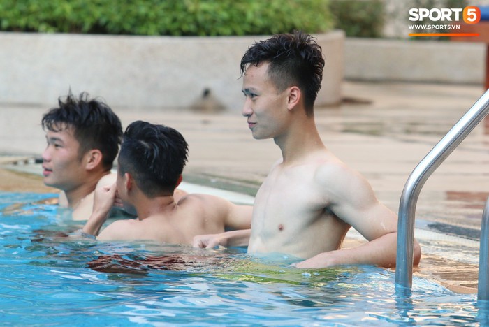 Chẳng kém các đàn anh, U22 Việt Nam cũng có rất nhiều cực phẩm khi vui đùa bên bể bơi - Ảnh 5.