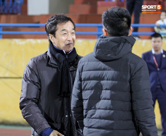 HLV Lee Young-jin tay cười rạng rỡ khi gặp lại các học trò tại tuyển Việt Nam - Ảnh 8.
