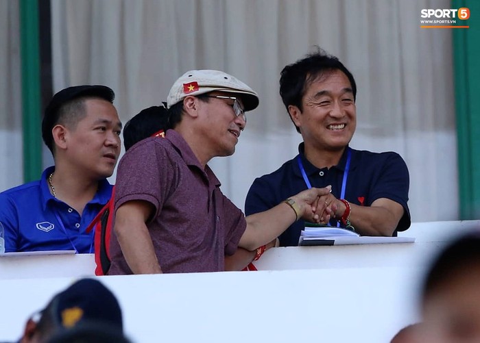 HLV Lee Young-jin xem giò U22 Việt Nam trong trận bán kết với U22 Indonesia - Ảnh 1.