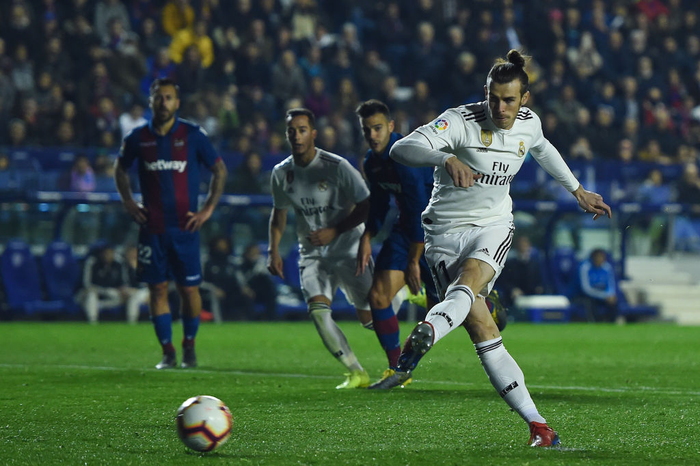 Gareth Bale bực tức gạt tay đồng đội, từ chối ăn mừng pha lập công quý như vàng cho Real - Ảnh 2.