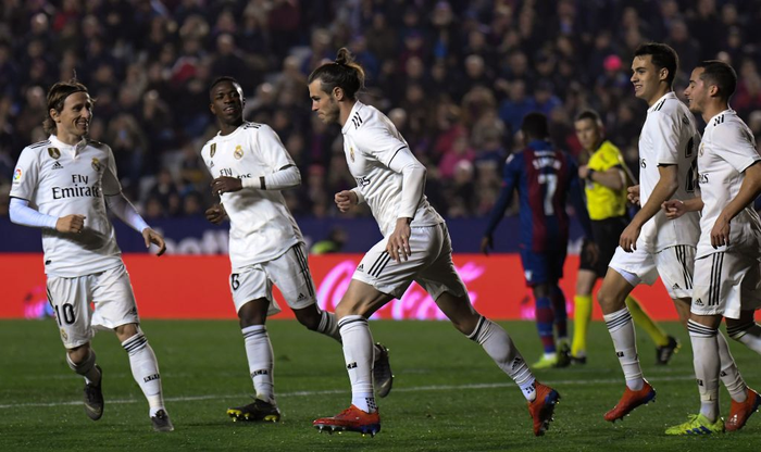 Gareth Bale bực tức gạt tay đồng đội, từ chối ăn mừng pha lập công quý như vàng cho Real - Ảnh 3.