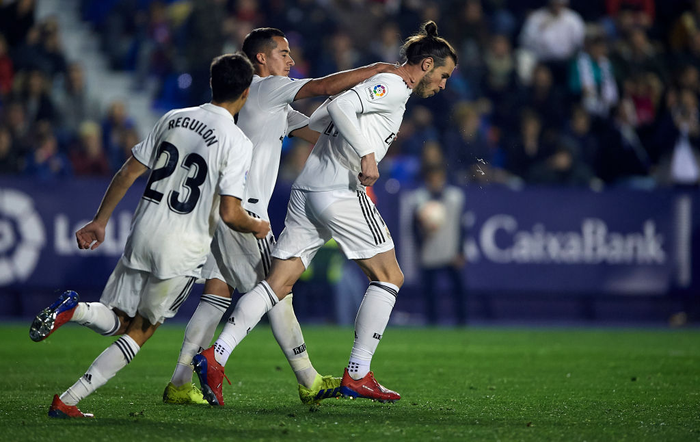 Gareth Bale bực tức gạt tay đồng đội, từ chối ăn mừng pha lập công quý như vàng cho Real - Ảnh 4.