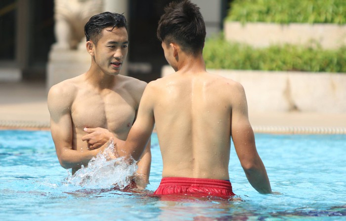 Tuyển thủ U22 Việt Nam thư giãn tại bể bơi, chơi game giải khuây trong ngày nghỉ - Ảnh 2.