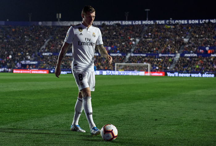 Gareth Bale bực tức gạt tay đồng đội, từ chối ăn mừng pha lập công quý như vàng cho Real - Ảnh 7.