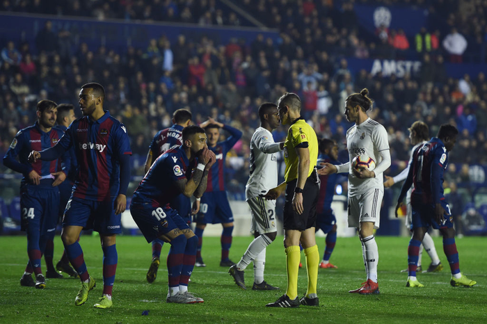 Gareth Bale bực tức gạt tay đồng đội, từ chối ăn mừng pha lập công quý như vàng cho Real - Ảnh 9.