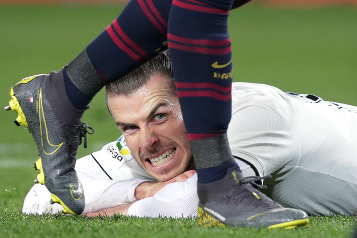 Khoảnh khắc thể thao khó đỡ: Gareth Bale nhe răng tức giận qua khe chân đối thủ không đội trời chung - Ảnh 1.