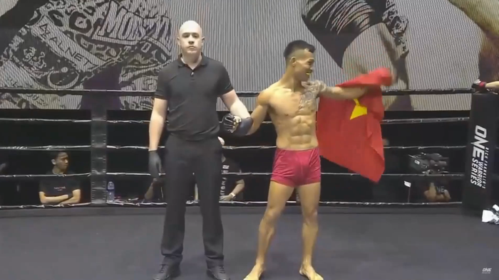 Võ sĩ MMA chuyên nghiệp đầu tiên của Việt Nam giành chiến thắng lịch sử tại ONE Championship theo một kịch bản không ngờ - Ảnh 1.