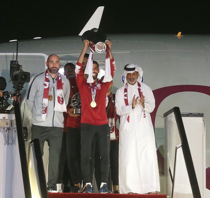 Qatar sáng rực trong đêm, sôi động chưa từng có trong ngày đón những người hùng trở về từ Asian Cup - Ảnh 1.