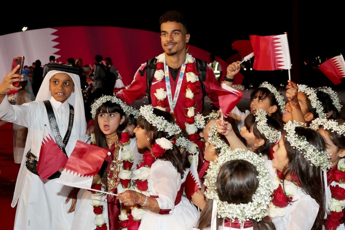 Qatar sáng rực trong đêm, sôi động chưa từng có trong ngày đón những người hùng trở về từ Asian Cup - Ảnh 5.
