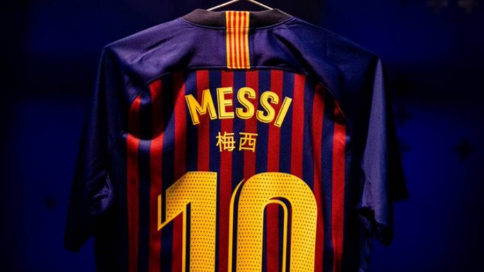 Đội bóng của Messi bị cấm mặc áo in chữ Trung Quốc sau lưng - Ảnh 1.