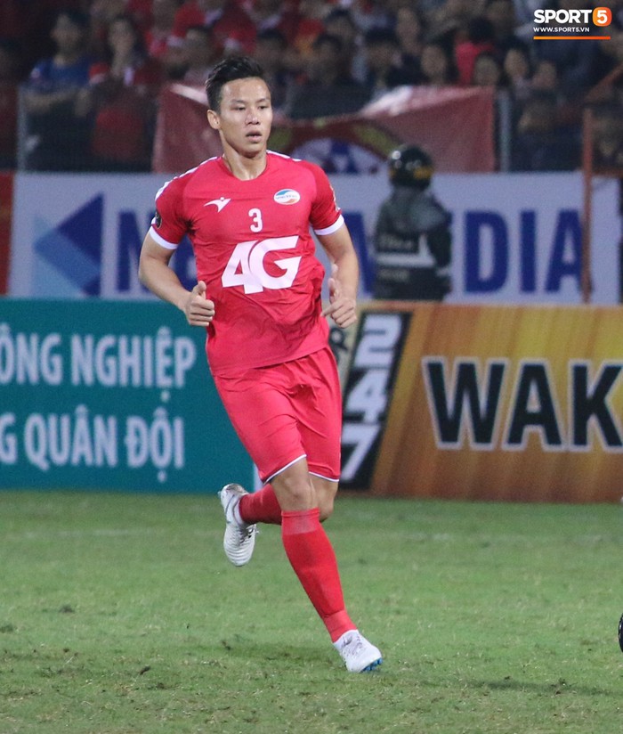 Quế Ngọc Hải nhận án phạt bổ sung cực nặng sau pha vào bóng nguy hiểm với Văn Kiên (Hà Nội FC) - Ảnh 1.