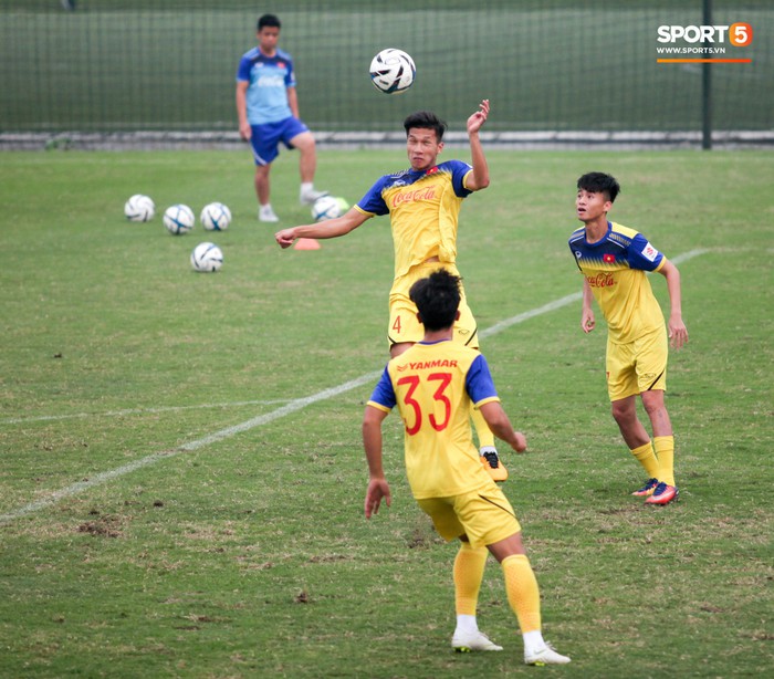 Tập lấn sân, trợ lý Lee Young-jin khiến HLV thủ môn U23 Việt Nam phật ý - Ảnh 2.