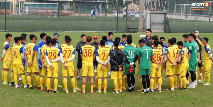 Đá ma mà cũng nắm chặt tay nhau thế này, bảo sao tuyển U23 Việt Nam luôn đoàn kết - Ảnh 1.
