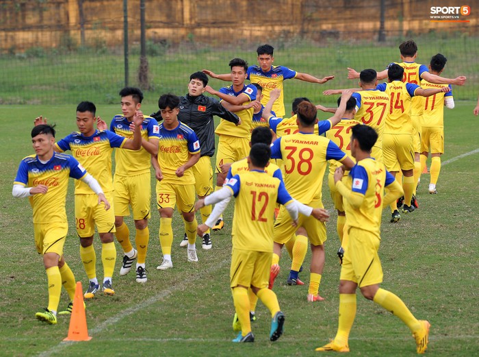 Đá ma mà cũng nắm chặt tay nhau thế này, bảo sao tuyển U23 Việt Nam luôn đoàn kết - Ảnh 10.