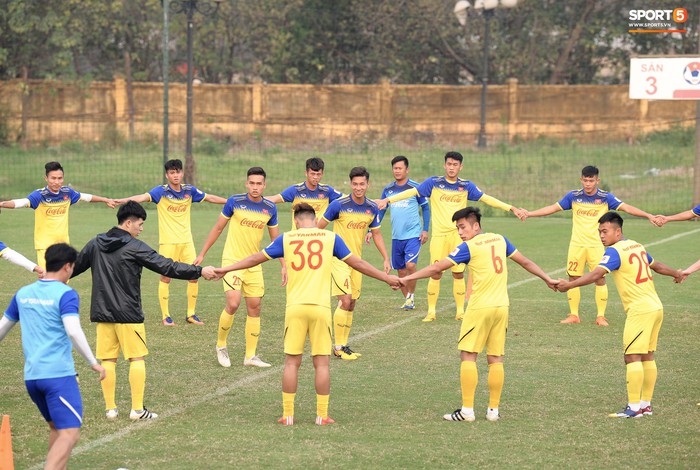 Đá ma mà cũng nắm chặt tay nhau thế này, bảo sao tuyển U23 Việt Nam luôn đoàn kết - Ảnh 2.
