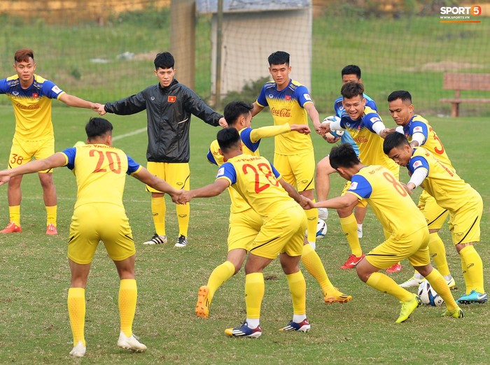 Đá ma mà cũng nắm chặt tay nhau thế này, bảo sao tuyển U23 Việt Nam luôn đoàn kết - Ảnh 3.