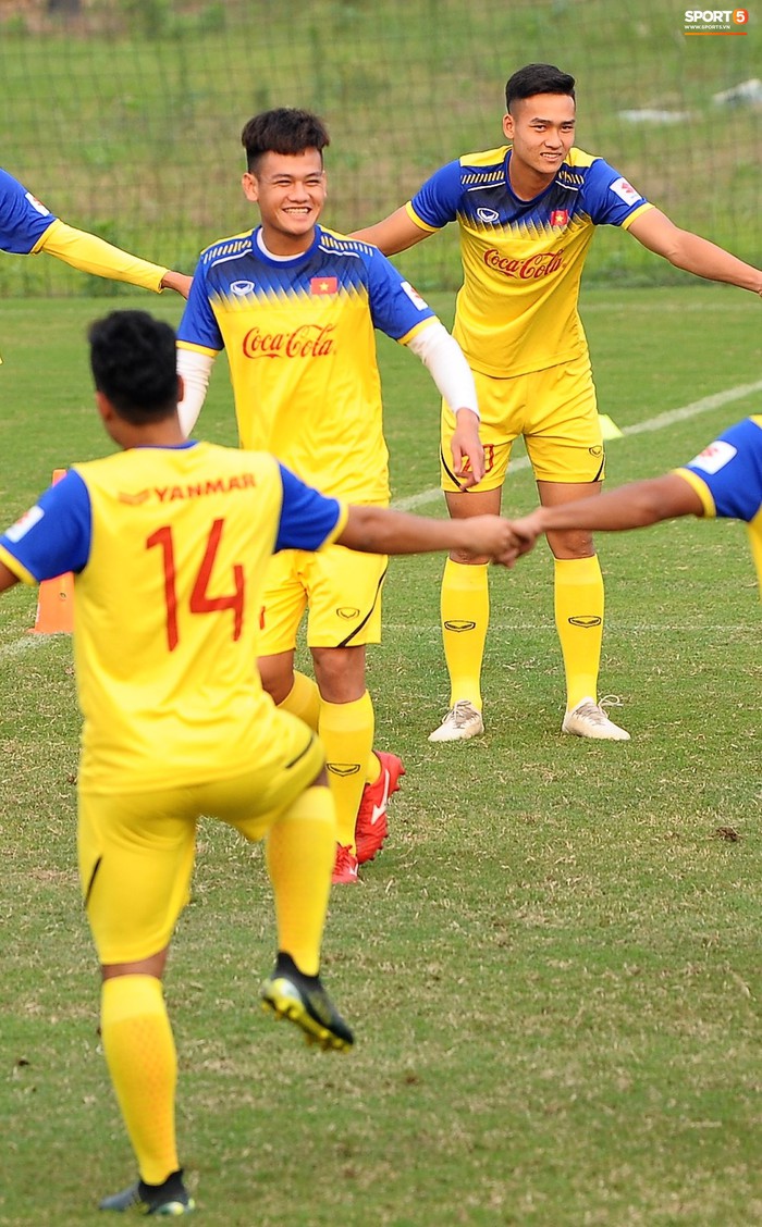 Đá ma mà cũng nắm chặt tay nhau thế này, bảo sao tuyển U23 Việt Nam luôn đoàn kết - Ảnh 4.