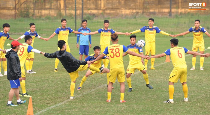 Đá ma mà cũng nắm chặt tay nhau thế này, bảo sao tuyển U23 Việt Nam luôn đoàn kết - Ảnh 5.