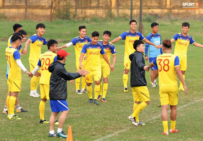 Đá ma mà cũng nắm chặt tay nhau thế này, bảo sao tuyển U23 Việt Nam luôn đoàn kết - Ảnh 6.