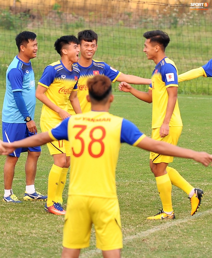 Đá ma mà cũng nắm chặt tay nhau thế này, bảo sao tuyển U23 Việt Nam luôn đoàn kết - Ảnh 7.