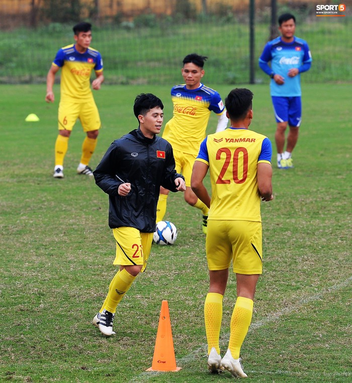 Đá ma mà cũng nắm chặt tay nhau thế này, bảo sao tuyển U23 Việt Nam luôn đoàn kết - Ảnh 8.