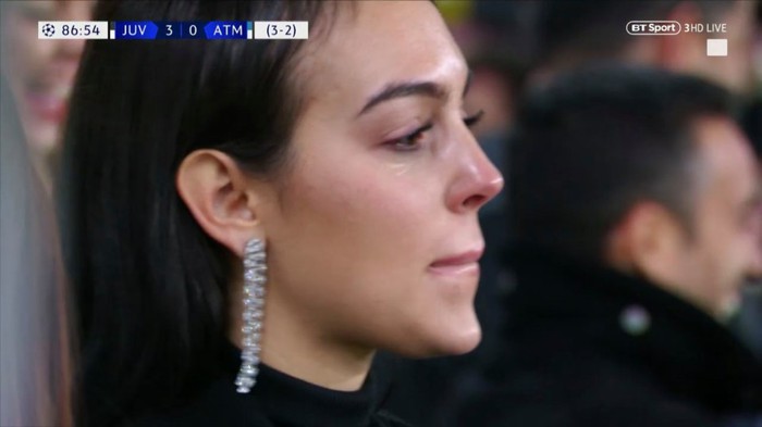 Bạn gái xinh đẹp không kìm được cảm xúc, rơi nước mắt hạnh phúc khi chứng kiến Ronaldo tỏa sáng rực rỡ - Ảnh 2.