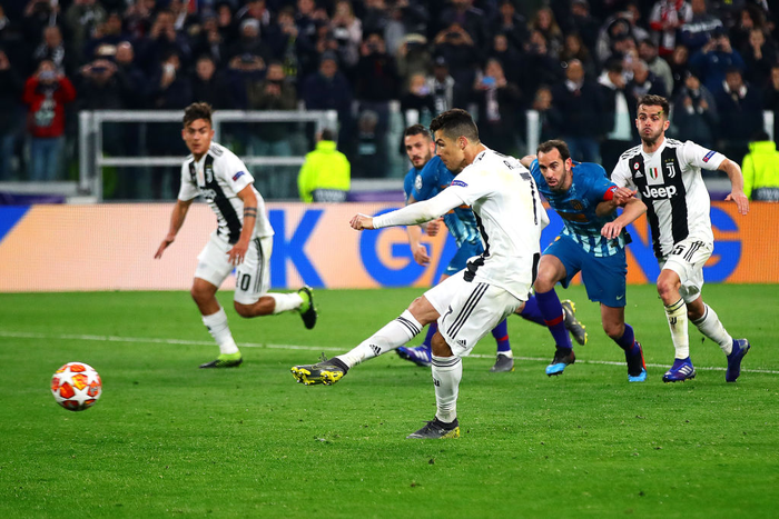 Ronaldo lập đại kỳ tích, Real Madrid chẳng liên quan cũng bị chọc quê - Ảnh 2.