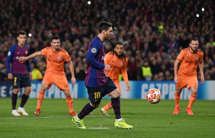 Ronaldo gọi, Messi trả lời: Bọ chét nguyên tử trình diễn phong độ thần thánh trong chiến thắng hủy diệt 5-1 trước Lyon (Pháp) - Ảnh 4.
