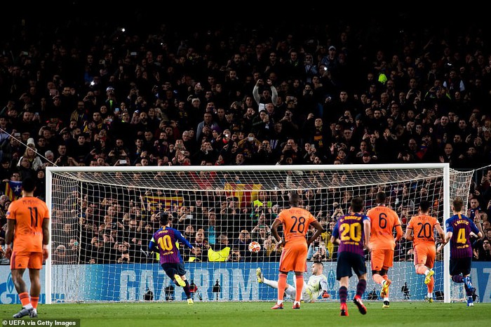 Ronaldo gọi, Messi trả lời: Bọ chét nguyên tử trình diễn phong độ thần thánh trong chiến thắng hủy diệt 5-1 trước Lyon (Pháp) - Ảnh 5.