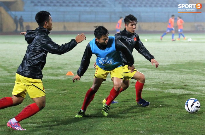 Đình Trọng dự bị, U23 Việt Nam thi đấu trên sân phủ trắng nước mưa như tuyết Thường Châu - Ảnh 1.