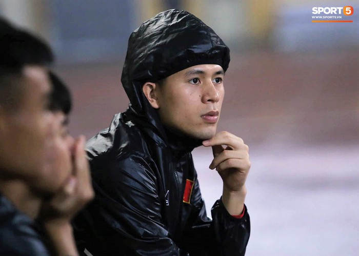 Đình Trọng dự bị, U23 Việt Nam thi đấu trên sân phủ trắng nước mưa như tuyết Thường Châu - Ảnh 2.