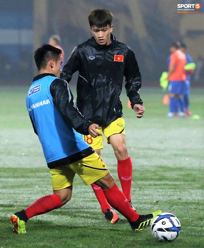 Đình Trọng dự bị, U23 Việt Nam thi đấu trên sân phủ trắng nước mưa như tuyết Thường Châu - Ảnh 3.