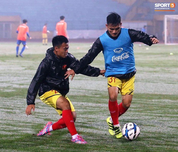 Đình Trọng dự bị, U23 Việt Nam thi đấu trên sân phủ trắng nước mưa như tuyết Thường Châu - Ảnh 5.
