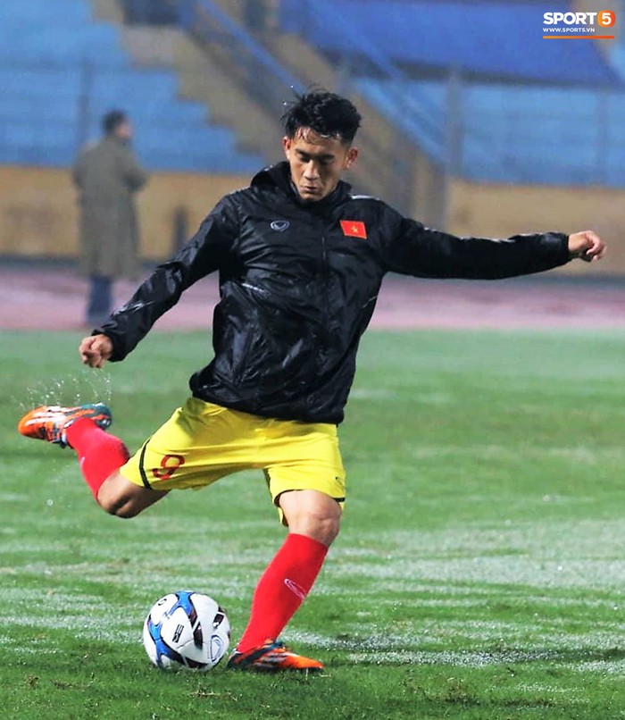 Đình Trọng dự bị, U23 Việt Nam thi đấu trên sân phủ trắng nước mưa như tuyết Thường Châu - Ảnh 6.