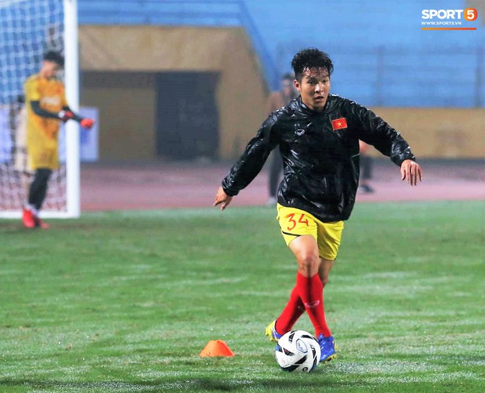 Đình Trọng dự bị, U23 Việt Nam thi đấu trên sân phủ trắng nước mưa như tuyết Thường Châu - Ảnh 7.