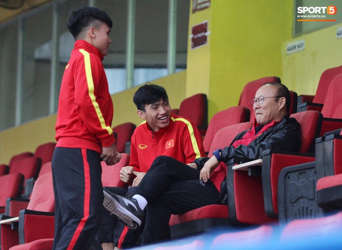 Quang Hải, Văn Hậu làm quân sư cho HLV Park Hang-seo ở trận đấu với U23 Đài Loan - Ảnh 9.