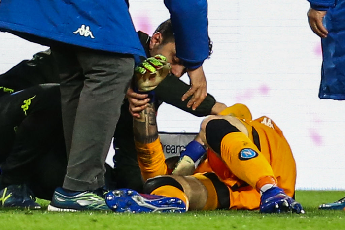 Kinh hoàng: Cố gắng thi đấu khi bị chấn thương đầu, thủ môn số 1 của Colombia đổ gục bất tỉnh ngay trên sân - Ảnh 2.