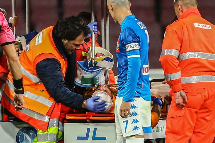 Kinh hoàng: Cố gắng thi đấu khi bị chấn thương đầu, thủ môn số 1 của Colombia đổ gục bất tỉnh ngay trên sân - Ảnh 6.