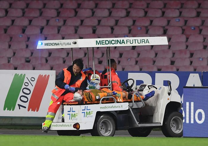 Kinh hoàng: Cố gắng thi đấu khi bị chấn thương đầu, thủ môn số 1 của Colombia đổ gục bất tỉnh ngay trên sân - Ảnh 7.