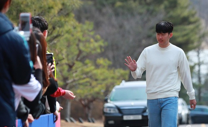 Ngôi sao Son Heung-min tươi rói trong ngày về Hàn Quốc, cười tít mắt khi được vây quanh bởi các fan nữ - Ảnh 1.