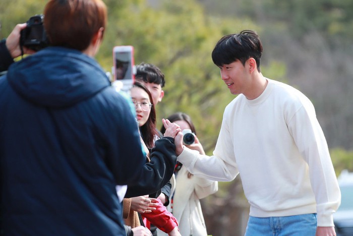 Ngôi sao Son Heung-min tươi rói trong ngày về Hàn Quốc, cười tít mắt khi được vây quanh bởi các fan nữ - Ảnh 2.