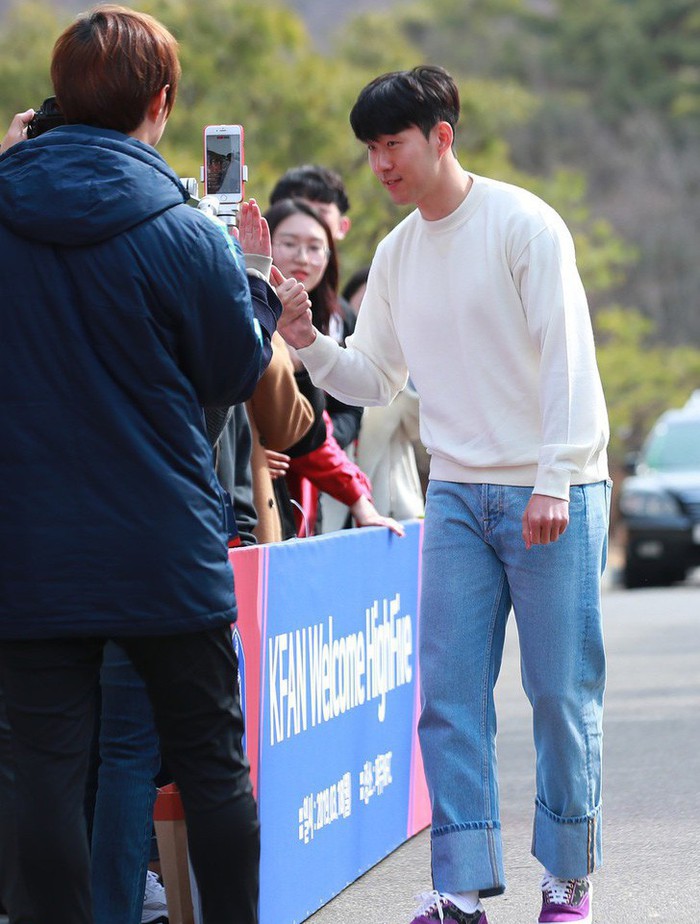 Ngôi sao Son Heung-min tươi rói trong ngày về Hàn Quốc, cười tít mắt khi được vây quanh bởi các fan nữ - Ảnh 3.